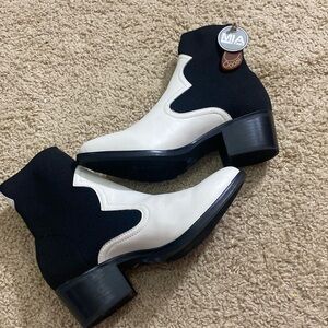 Mia NWT black white cowboy  ankle boots size 6